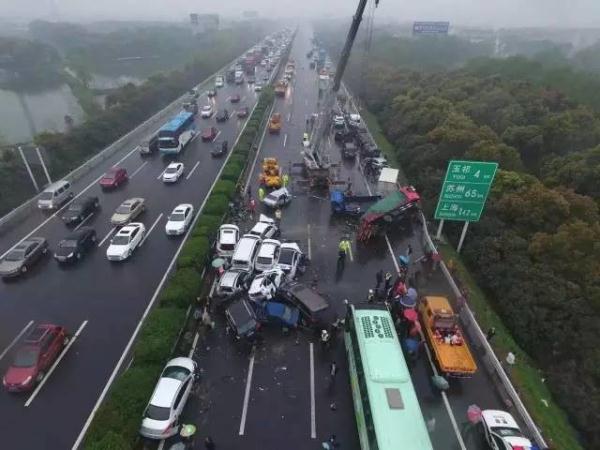 行車記錄儀視頻曝光！滬蓉高速25車連環相撞原因找到了