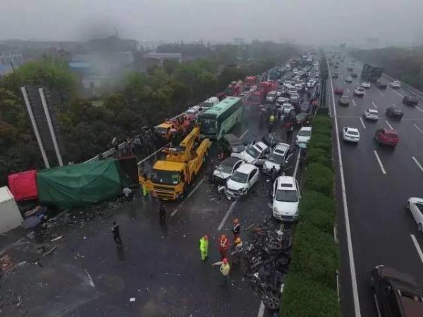 行車記錄儀視頻曝光！滬蓉高速25車連環相撞原因找到了